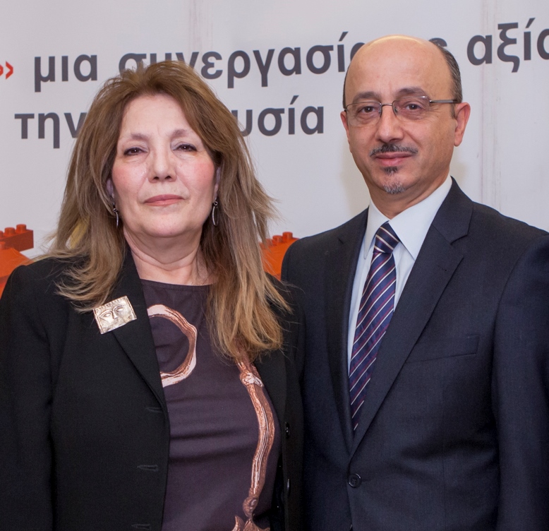 Η Ελένη Κατσούλη, πρόεδρος του Κέντρου Υποδοχής & Αλληλεγγύης του Δήμου Αθηναίων, με τον Γιάννη Ρούντο, Διευθυντή Δημοσίων Σχέσεων & Εταιρικής Υπευθυνότητας της INTERAMERICAN.