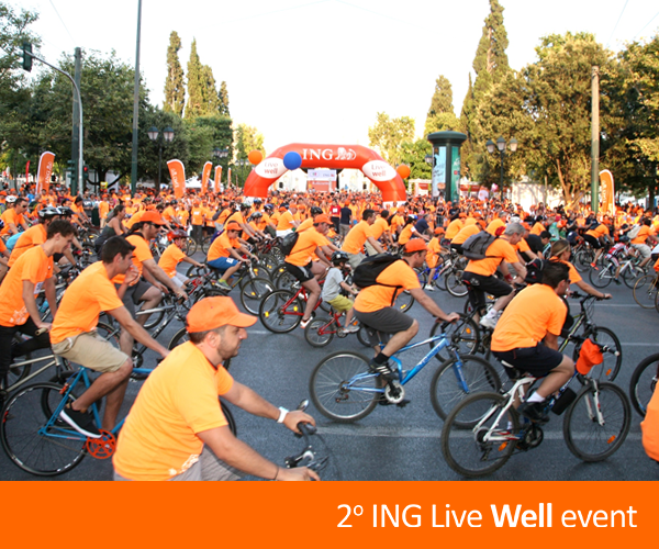 Οι ποδηλατοδρόμοι απολαμβάνοντας το άδειο κέντρο της πόλης