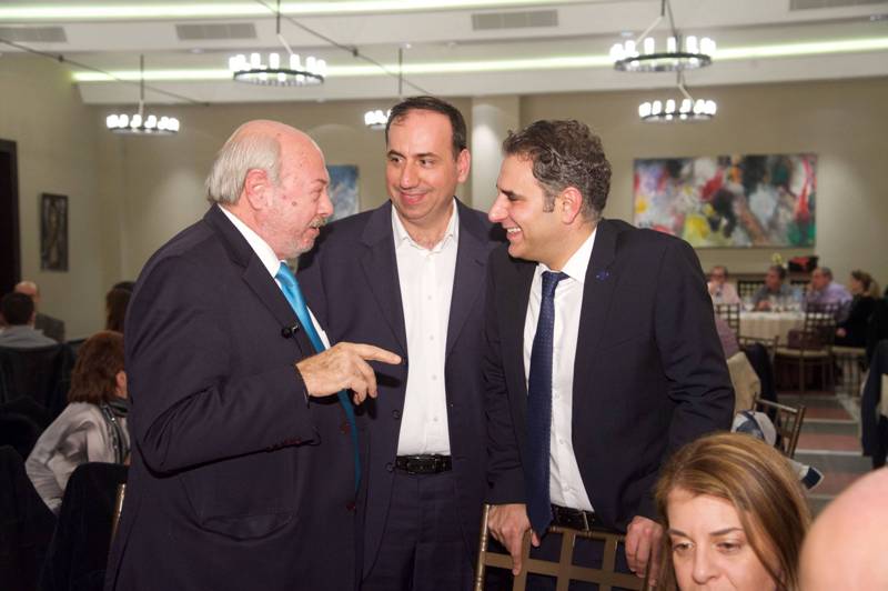 Ο Δήμαρχος Κεφαλονιάς, κ. Αλέξανδρος Παρίσης με τον κ. Γεράσιμο Ραυτόπουλο, συνεργάτη της Υδρογείου και τον κ. Παύλο Κασκαρέλη, Αντιπρόεδρο και Διευθύνοντα Σύμβουλο της εταιρείας