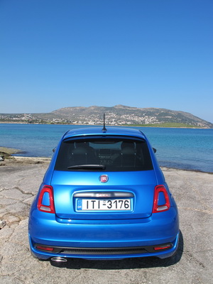 Στο πίσω μέρος του Fiat 500 ξεχωρίζουν τα φωτιστικά σώματα, με τον ιδιαίτερο σχεδιασμό τους