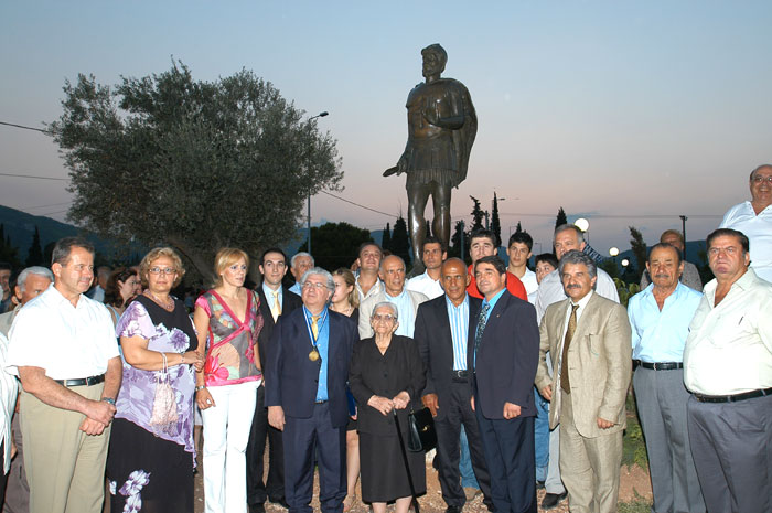Στα αποκαλυπτήρια του αδριάντα παρέστησαν, εκτός των άλλων και 12 Ολυμπιονίκες που φωτογραφήθηκαν κάτω από το άγαλμα (Μπακογιάννη, Γαλακτόπουλος, Μιγιάκης κ.α.)