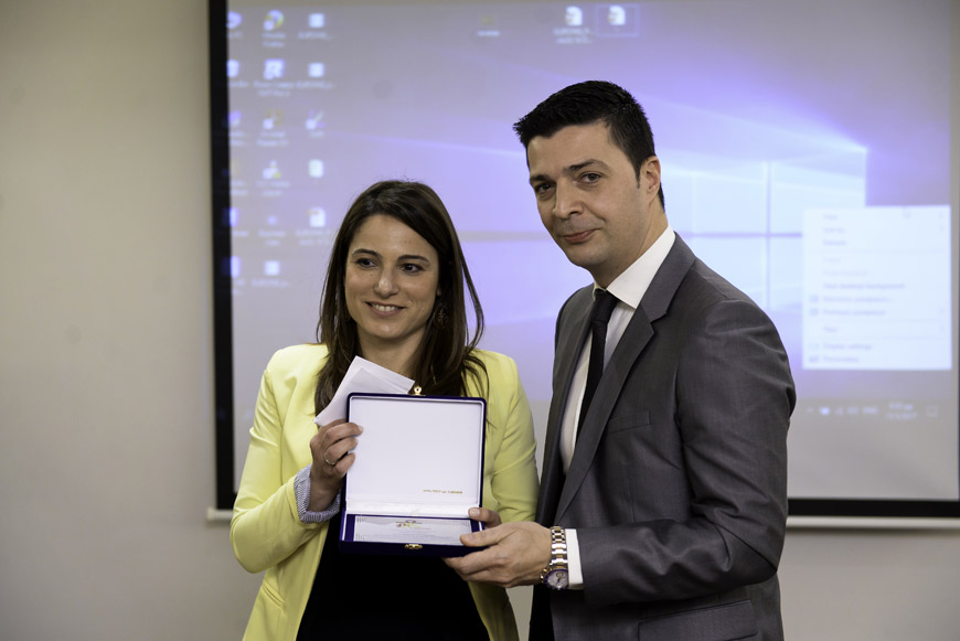 Ο Πρόεδρος & Διευθύνων Σύμβουλος της Global Insurance Group, κ. Κων/νος Μάκαρης κατά την επίδοση της χορηγίας στο Θεραπευτικό Παιδαγωγικό Κέντρο ΑΜΕΑ «Η Μέριμνα» ληφθείσης από την Δ/ντρια κα Παναγιώτα Τόγια, η οποία τον τιμά με αναμνηστική πλακέτα