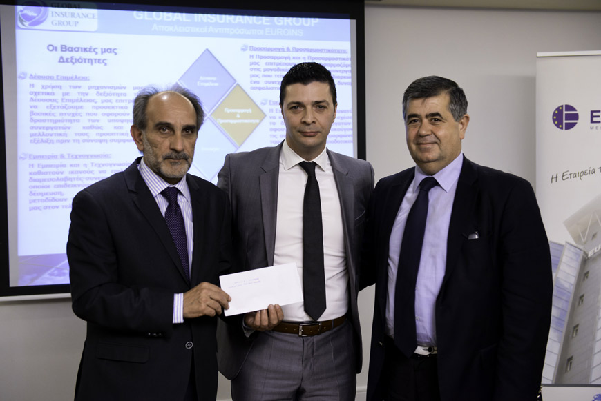 Ο Πρόεδρος & Διευθύνων Σύμβουλος της Global Insurance Group, κ. Κων/νος Μάκαρης κατά την επίδοση της χορηγίας στο Ίδρυμα Στήριξης Ογκολογικών Ασθενών «Η Ελπίδα», ληφθείσης από τον Περιφερειάρχη Δυτικής Ελλάδος κ. Απόστολο Κατσιφάρα παρουσία του Αντιπεριφερειάρχη κ. Δημητρίου Δριβίλα