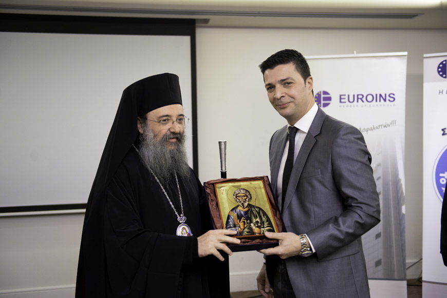 Ο Σεβασμιώτατος Μητροπολίτης Πατρών κ.κ. Χρυσόστομος προσφέρει την εικόνα του Αγ. Ανδρέου στον Πρόεδρο & Διευθύνοντα Σύμβουλο της Global Insurance Group, κ. Κων/νο Μάκαρη