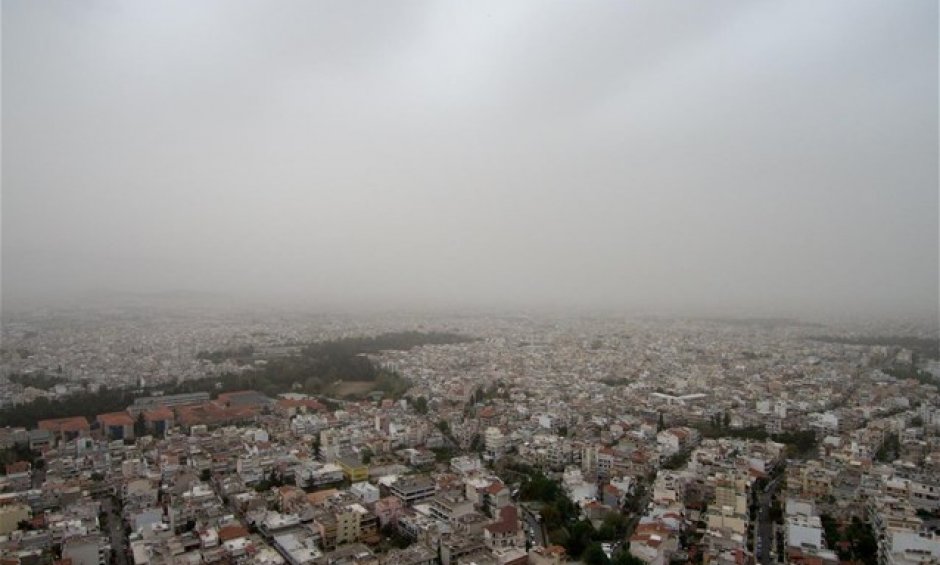 Καθηγητής Μπεχράκης: Δεν είναι τοξικό το νέφος που έχει καλύψει την Αθήνα. Πότε θα υποχωρήσει;