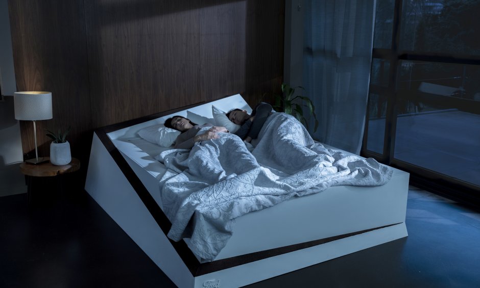 Έξυπνο κρεβάτι επαναφέρει τους ανήσυχους συντρόφους στη θέση τους!