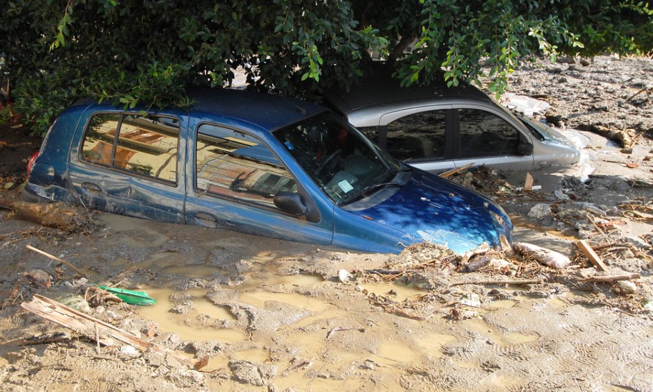 Τι πρέπει να πουν οι διαμεσολαβητές στους ιδιοκτήτες αυτοκινήτων που σκέπασε η λάσπη και παρέσυρε η πλημμύρα;