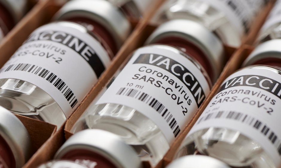Να εξασφαλιστούν τα εμβόλια ως δημόσια αγαθά ζητούν 38 ευρωβουλευτές