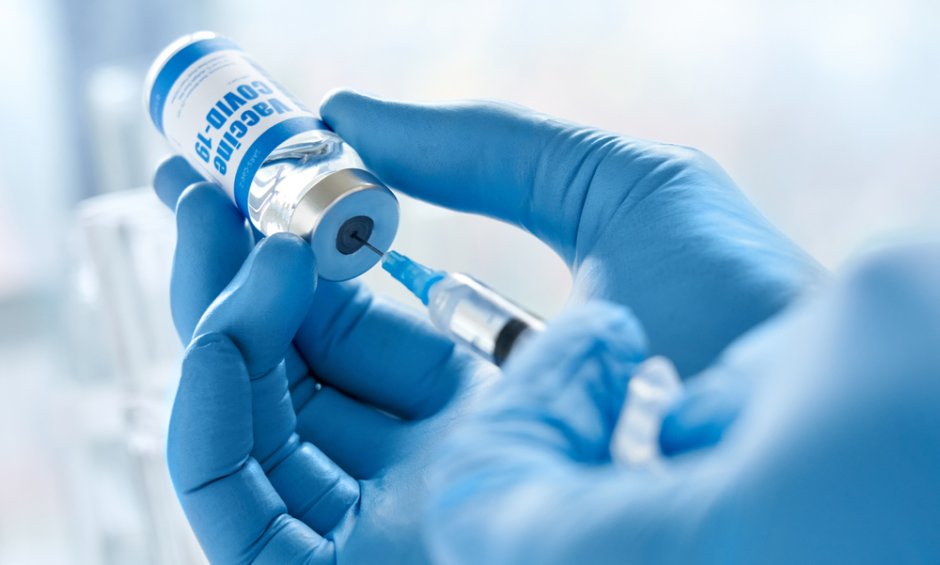 Μελέτη ΕΚΠΑ: Πόσα αντισώματα αναπτύσσουμε μετά από εμβολιασμό με τα εμβόλια της Pfizer ή της AstraZeneca;