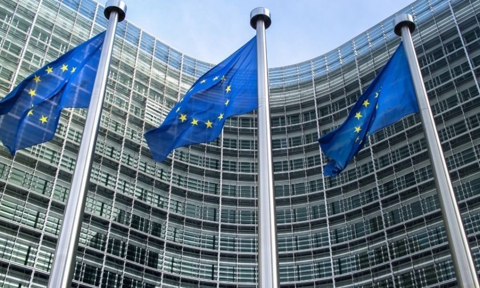 Η Ευρωπαϊκή Επιτροπή καταρτίζει χαρτοφυλάκιο με τις 10 πιο ελπιδοφόρες θεραπείες για τη νόσο COVID-19