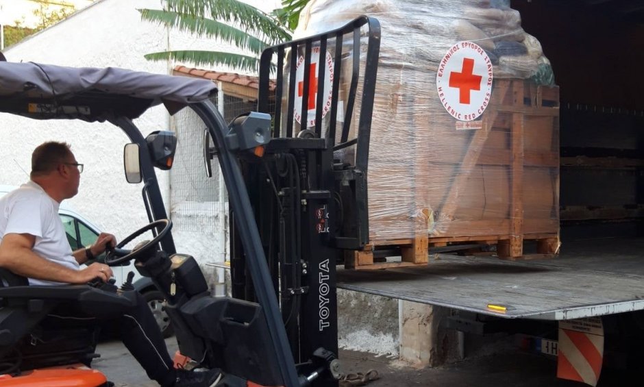 Διανομή ανθρωπιστικής βοήθειας από τον Ελληνικό Ερυθρό Σταυρό στις πυρόπληκτες περιοχές