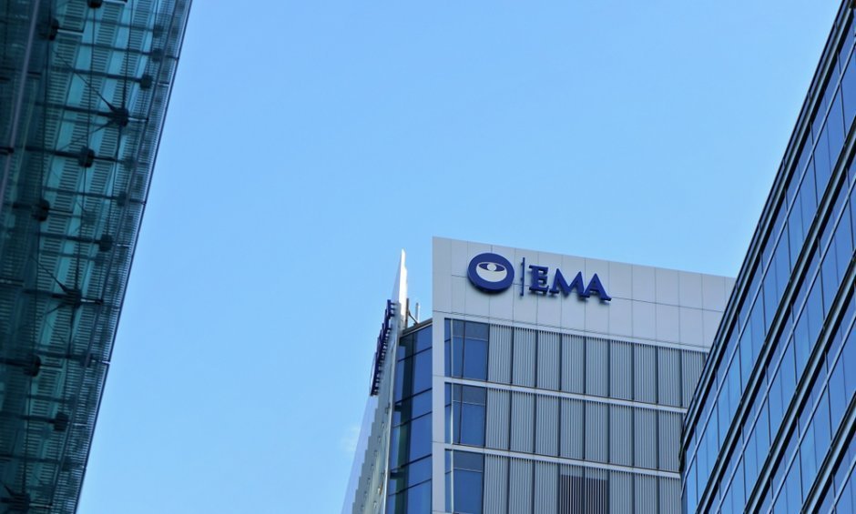 EMA: Ξεκίνησε η κυλιόμενη ανασκόπηση του προσαρμοσμένου εμβολίου Comirnaty για την COVID-19