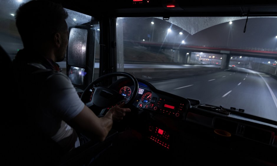 ΜΙΝΕΤΤΑ Ασφαλιστική: Την ώρα που η πόλη κοιμάται... οι επαγγελματίες οδηγοί πιάνουν βάρδια