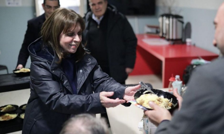 Η Κατερίνα Σακελλαροπούλου μοίρασε γεύματα σε αστέγους στο λιμάνι του Πειραιά