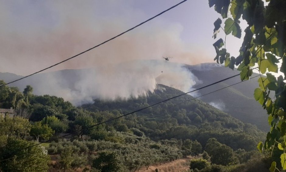 Μάχη με αναζωπυρώσεις δίνουν στην Κέρκυρα οι δυνάμεις κατάσβεσης - Σε εξέλιξη οι πυρκαγιές σε Ρόδο, Κάρυστο και Δερβενάκια!