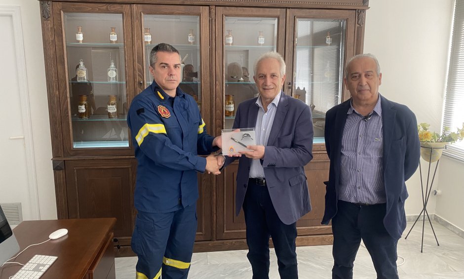 Δωρεά ειδικού εξοπλισμού από τον «Πανελλήνιο Φαρμακευτικό Σύλλογο» στο Πυροσβεστικό Σώμα!