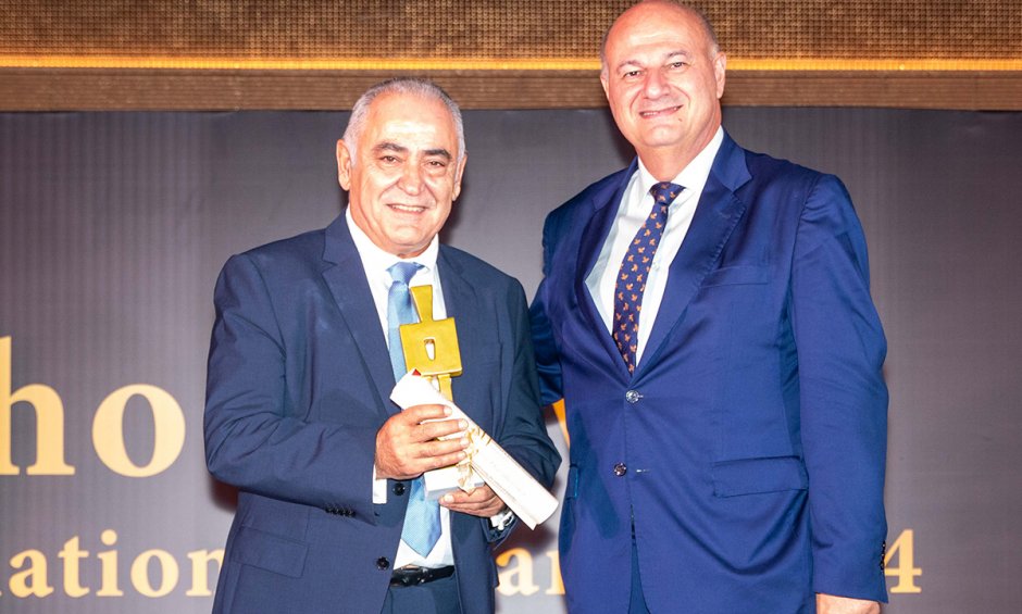 Τιμητική βράβευση του Γ. Χατζηθεοδοσίου από τα Who is Who International Awards – Το βραβείο απένειμε ο Υπουργός Αγροτικής Ανάπτυξης Κώστας Τσιάρας