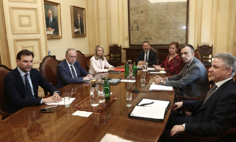 Συνάντηση ΠΑΣΟΚ και Γιάννη Στουρνάρα για τράπεζες, ασφάλιστρα υγείας και ιδιωτικό χρέος