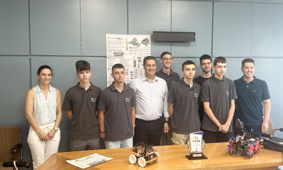 Στο δήμαρχο οι μαθητές του Αγρινίου που διακρίθηκαν στη ρομποτική