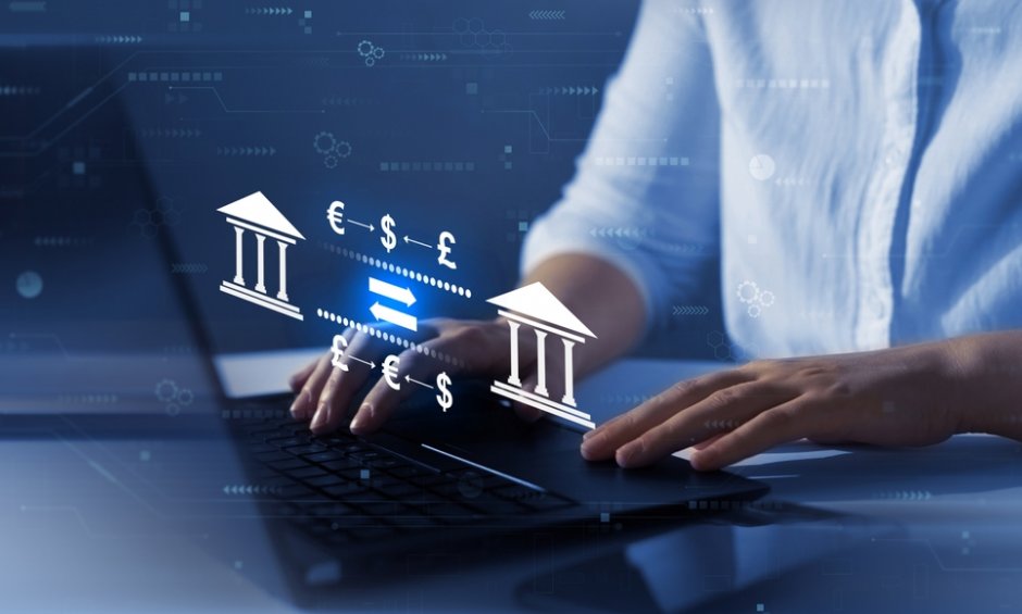 IRIS: Αύξηση στα ημερήσια όρια μεταφοράς χρημάτων ανακοίνωσε ο Πιερρακάκης