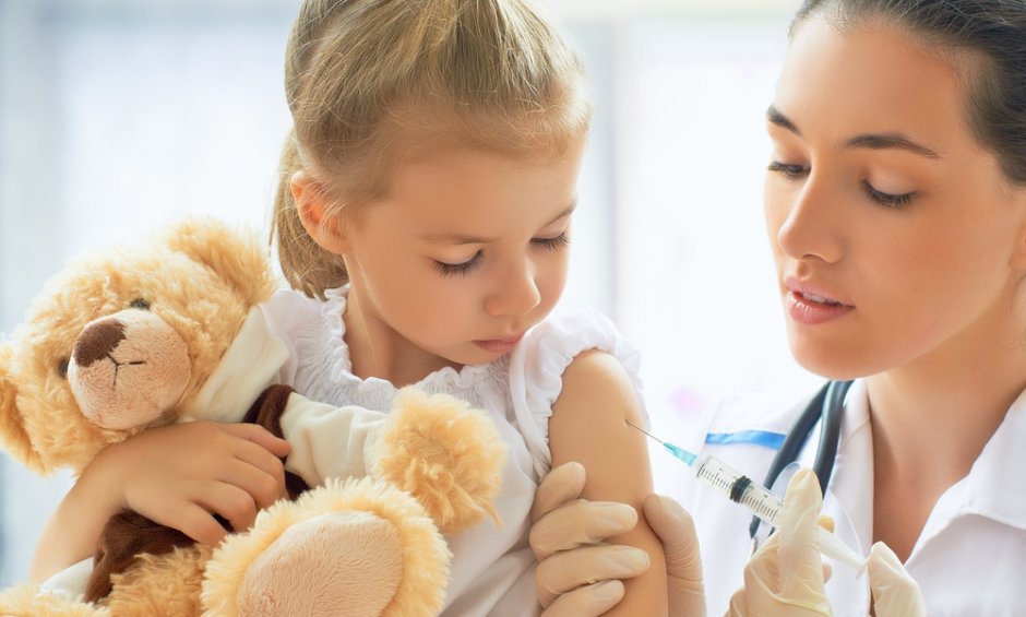 Τι συστήνει η Εθνική Επιτροπή Βιοηθικής για τους εμβολιασμούς στα παιδιά