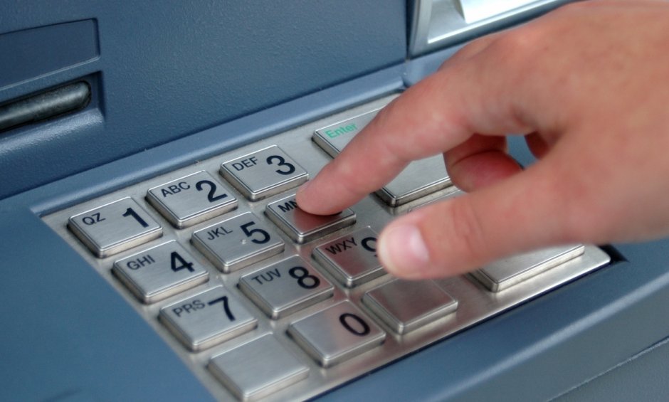 Έβαλαν κόλλα στα ATM στα Χανιά - Ανάληψη ευθύνης από "Αλληλέγγυους"