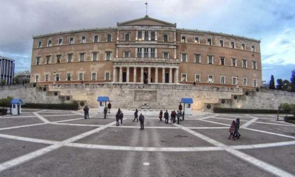 Reuters: Οι Έλληνες απεργούν για  ασφαλιστικό και φορολογικό