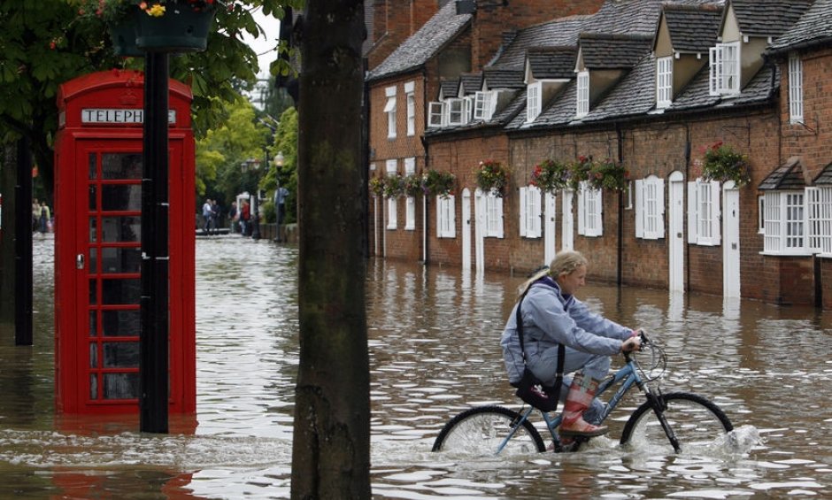 Πλημμύρησαν… οι Βρετανοί ασφαλιστές