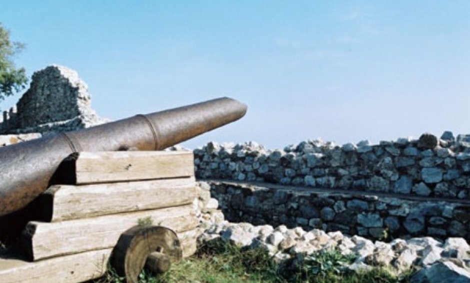 Άρχισαν να σκάνε κανόνια στην ασφαλιστική αγορά