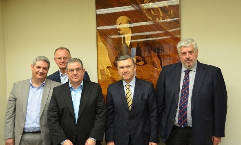 Συνάντηση Γιώργου Κώτσαλου με τον Δημήτρη Κουτσούμπα του ΚΚΕ, υπό το βλέμμα του Λένιν