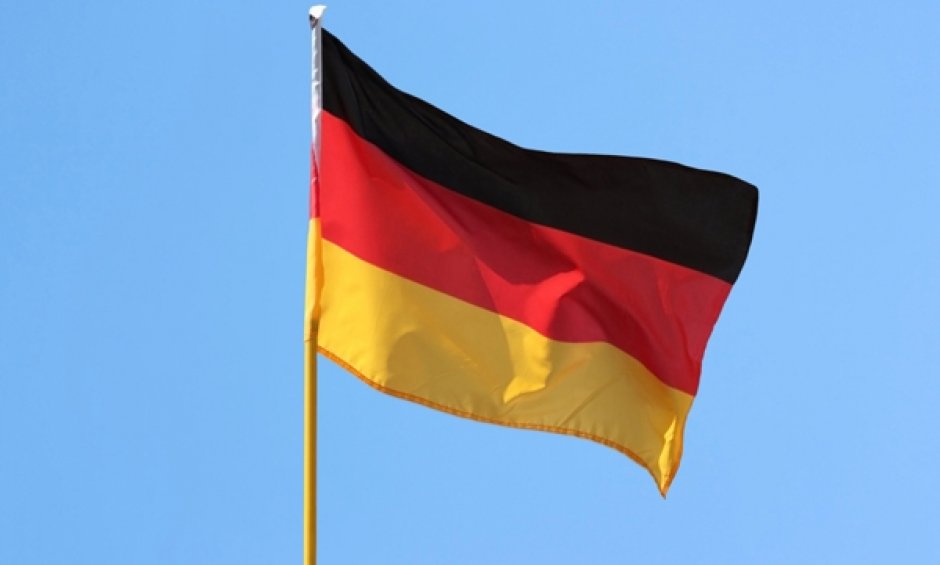 ‘Λεφτά υπάρχουν’ στη μαύρη τρύπα ασφαλίστρων και προμηθειών στη Γερμανία;