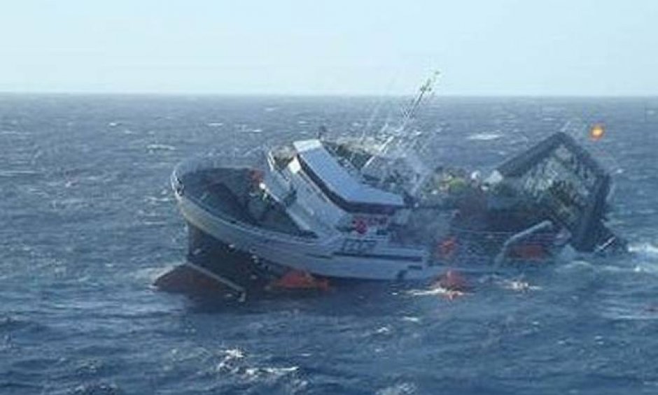 Βυθίστηκε  πλοίο δυτικά της Κρήτης. Αγνοούνται 3 άνθρωποι