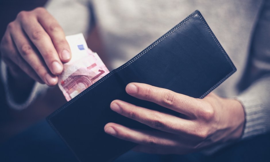 Οι Έλληνες πληρώνουν με μετρητά!