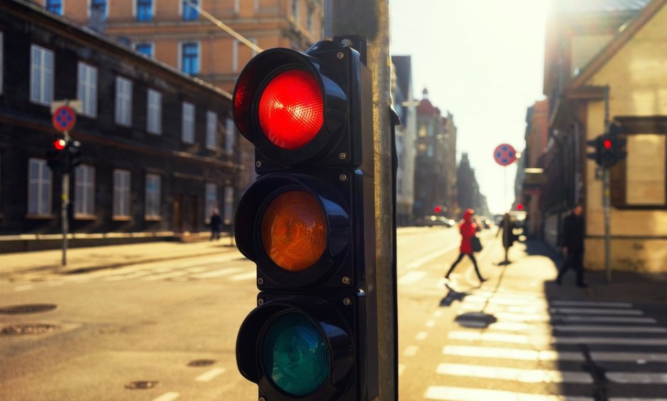 Στάθμευση οχήματος πλησίον φωτεινού σηματοδότη; Ο ΚΟΚ επιβάλλει πρόστιμο!