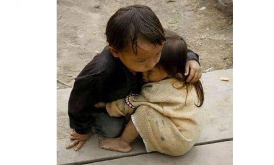Συγκλονίζει η φωτογραφία με τα αγκαλιασμένα αδελφάκια στο Νεπάλ