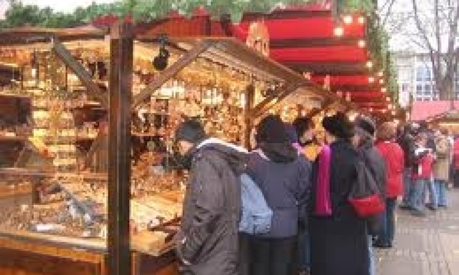 Deloitte: Λιγότερες αγορές για Χριστούγεννα