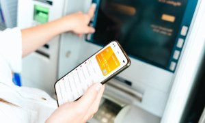 Πλησιάζει το τέλος των καρτών - Μετρητά μόνο από κινητό θα δίνουν τα ΑΤΜ