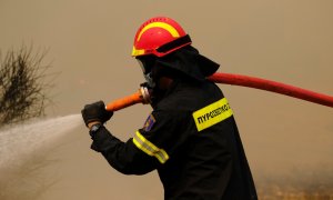 Σε εξέλιξη φωτιά σε επιχείρηση στη Μύκονο