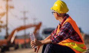 Σε ποιες περιοχές και δραστηριότητες θα έχουμε παύση εργασιών λόγω καύσωνα - Τι λέει η εγκύκλιος για την Υγεία
