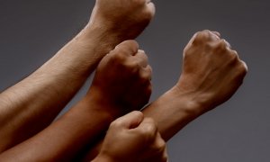 Πλαγίως: Για τις συμπεριφορές των ανήλικων / ενήλικων