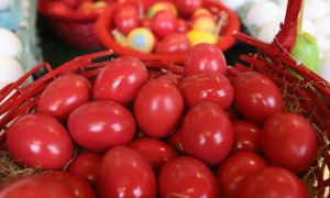 Πότε και πού εμφανίστηκαν τα κόκκινα αυγά και τι συμβολίζουν