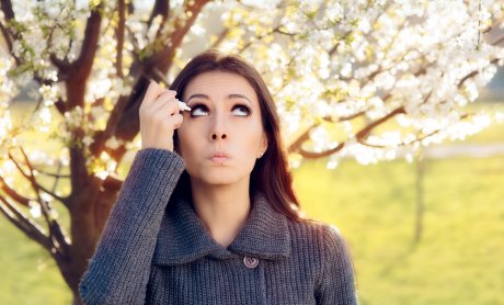 Πώς να προλάβετε και να αντιμετωπίσετε τις ανοιξιάτικες αλλεργίες στα μάτια