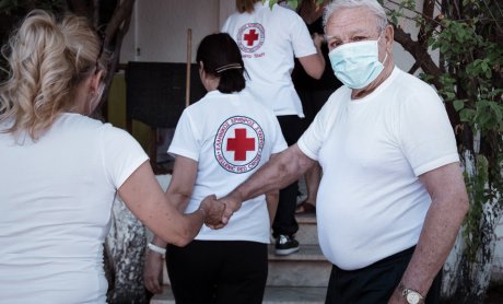 Ο Ελληνικός Ερυθρός Σταυρός συνεχώς δίπλα στους πληγέντες της φονικής πυρκαγιάς στο Μάτι