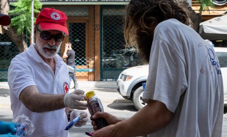 Ο Ελληνικός Ερυθρός Σταυρός δίπλα στους πολίτες που πλήττονται από τον καύσωνα