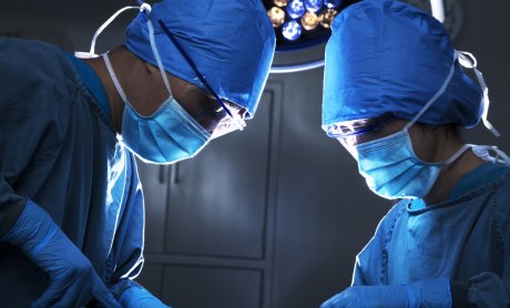 Πώς αποζημιώνεται μια επέμβαση με δύο Χειρουργούς διαφορετικής Ειδικότητας; Τι αναγράφουν τα ασφαλιστήρια;