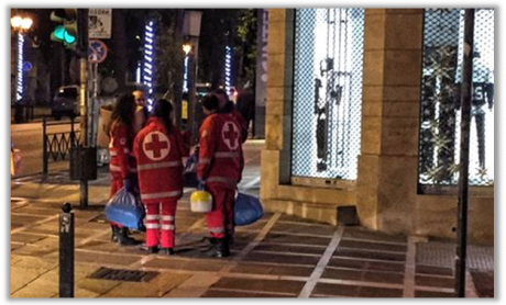 Ο Ελληνικός Ερυθρός Σταυρός αγκαλιάζει τους άστεγους στο κέντρο της Αθήνας