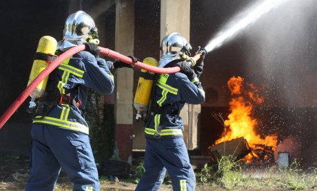 Μεγάλη πυρκαγιά σε εργοστάσιο με χημικά στο Βαθύ Αυλίδας