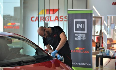 Η Carglass® Ελλάδος πιστοποιημένη και για ηλεκτροκίνητα οχήματα από το Institute of the Motor Industry