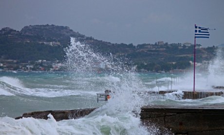 Για ραγδαία επιδείνωση του καιρού με βροχές, καταιγίδες και θυελλώδεις ανέμους προειδοποιεί η ΕΜΥ