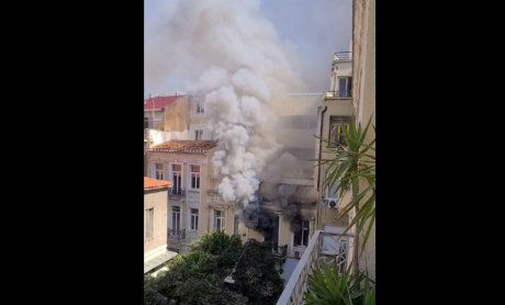 Βίντεο: Φωτιά σε κτήριο κοντά στην Ερμού